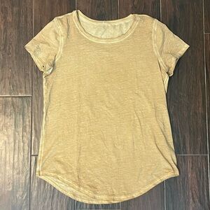 Lululemon T-shirt in tumeric
